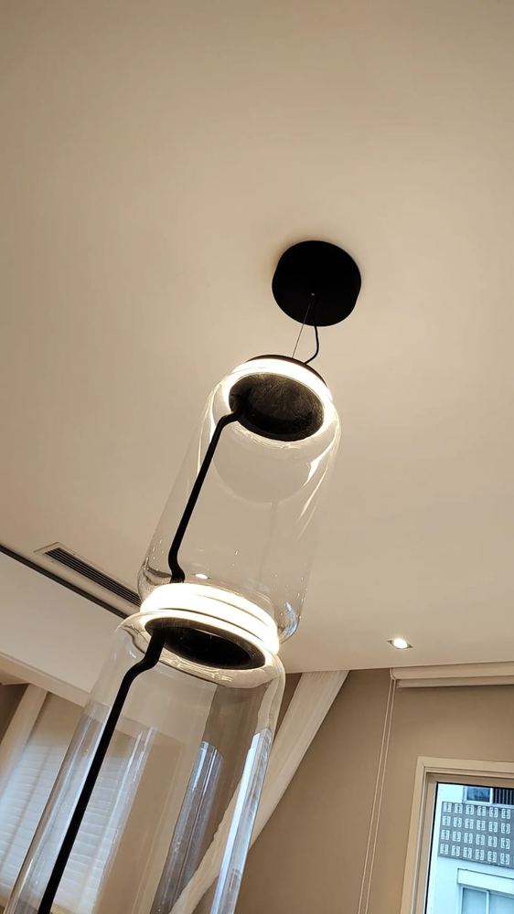 Luminária pendente instalada em teto de sala com acabamento alinhado